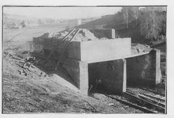 Sandharpa ved Leirsund etter brannen 20.april 1949. Skinnegangen for bredsporede vogner sees under fundamentet. Foto: Skedsmo historielags samlinger