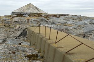 Sandsundvær Hjerthaugen molo og brønn.jpg