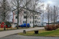 Sandsveien 81 vekker oppsikt som en boligblokk midt i kulturlandskapet. Foto: Leif-Harald Ruud (2020)