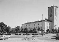 Rådhusparken med rådhuset, sett mot sør. Foto: Jac Brun/Nasjonalbiblioteket (1956).