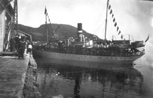 Sangere ankommer Follafoss 1938.tif.JPG