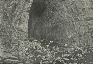 Sanna Sande Træna Kirkhellaren i Nordahl Rolfsen 1892 Illustreret verdensgeografi.png