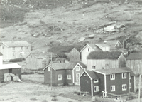 9. Sanna Sande Træna senest 1960-årene bnr. 10 bnr. 14 (låve) bnr. 56 bnr. 14 bnr. 55 bnr. 57.png