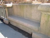 Sittebenk i grorudgranitt på Sannerbrua. Foto: Stig Rune Pedersen