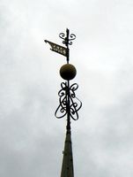 Kirkens værhane med inskripsjonen JHS 1729. Foto: Siri Johannessen (2009).