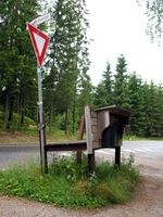 Mjælkerampe av tre/mettall ved Ødegårdveien/FV 114 (Tune/Sarpsborg). Foto: Siri Johannessen (2016).