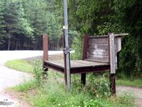 Mjælkerampe av tre/mettall ved Ødegårdveien/FV 114 (Tune/Sarpsborg). Foto: Siri Johannessen (2016).