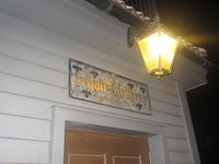 Inngangen til Schouskjelleren, bryggeriets gamle festsal i Trondheimsveien 2, opprinnelig ølkjeller fra 1842, festlokale fra 1971. Foto: Stig Rune Pedersen (2012).