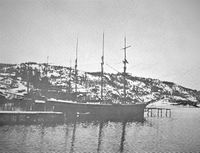 72. Seilskute ved isbryggene i bukta (1056).jpg