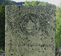 Silhouetten av Åmotsdal kyrkje øverst på byggmesterens, Jarand Aasmundson Rønjom, gravminne. Åmotsdal kyrkje i Seljord. Foto: Siri Johannessen (2016).