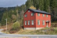 Nr. 741, «Nystad», tidl. Dyrlandsdalen skule, så grendehus til 2016. Tilbakeført til garden Landsverk. Foto: Roy Olsen (2021).