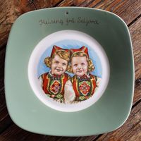 Suvenir fra Seljord med to jenter i hardangerbunad.