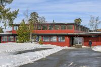 Mengder av byråkratisk og politisk tautrekking måtte til før Selvaagbygg fikk entreprisen på Hellerasten skole i Nordre Follo. Den sto ferdig i 1967. Foto: Leif-Harald Ruud (2021).