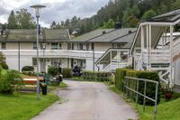 Seniorboliger i Prinsdal oppført for Lerdalsjordet borettslag i 1986. Foto: Leif-Harald Ruud (2023).