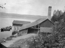 Verket med tørkehus og kalkmølle. Teglverkets egen båt, «Duen», ble brukt til å frakte stein.