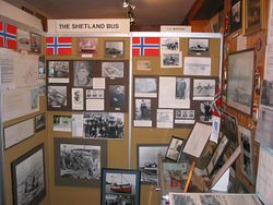 Utstilling om Shetlandsbussen på Shetland. Foto: Knut Rage (2006).