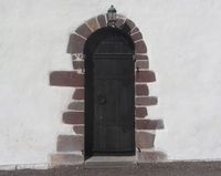 16. Sidedør ved Våle kirke i Re 2012.jpg