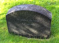 Gravminnet til forskeren og skolemannen Sig Thor. Foto: Stig Rune Pedersen