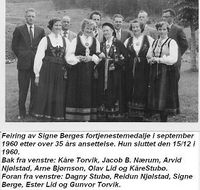 Ei samling av personar på Foldsæ landbruksskule sept. 1960 då Signe fekk kongens fortenestemedalje.