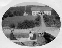 Sigtun som legebustad, truleg 1910. Bak i båten distriktslege Johan Werner med kona Emma, ved årene Aslak Snarteland