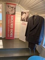 Motiv fra Sigurd Hoel-utstillingen på Sagstua skolemuseum. Foto: Siri Iversen (2021)