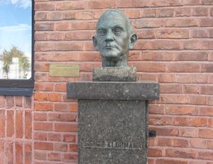 Sigurd Kloumann byste Holmestrand.jpg