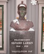 Byste av politibetjent Sigvard Larsen ved Storgata 48. Foto: Elin Olsen