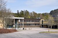 Sentrumsveien 107, Siljan ungdomsskole. Foto: Roy Olsen (2023).