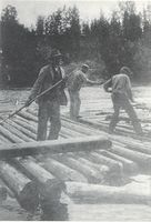 Tømmerfløting på Simoa. Fløterne er Kristian S. Warhuus, Hans Linnerud, August Warhuus. Fotograf ukjent, bildet må være tatt på 1920-tallet.
