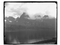 Sjø og høye fjell. Men hvor? Foto: Marthinius Skøien (omkr. 1880-1910).