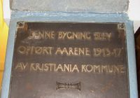 Del av plakett inne i Sjømannsskolen. Foto: Stig Rune Pedersen