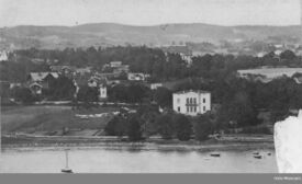 Utsikt fra Oscarshall over Frognerkilen mot løkkeeiendommene Nøisomhed (nærmest) og Schafteløkken (bak). Frogner hovedgård i venstre bildekant bak. Foto: Oslo Museum (1875).