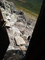 På dørstokken til 250 meters fritt fall. Foto: Marianne Wiig, 2018.