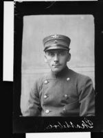 Olav Skattebo i A/S Holmenkolbanens uniform. Foto: Narve Skarpmoen (omkr. 1920–1930).