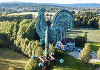 Skedsmo kirkes værhane og Sten skole, som i 2020 tjener som menighetshus. Foto Glen Haldorsen.