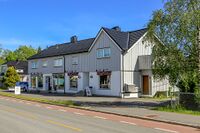 Gammel forretningsgård i Nordbyveien. Foto: Leif-Harald Ruud (2020)