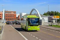 En buss har nettopp passert den nye Nordbyveien bru over jernbanen i Ski sentrum. Foto: Leif-Harald Ruud (2020)