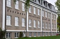 Fylkesbakken 6, det gamle fylkeshuset. Vestre fasade med smijernspåskrift. Foto: Roy Olsen (2019).