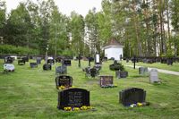 Valebø kirkegård ved Valebø brygge. Foto: Roy Olsen (2019).