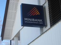 Skilt på banken sin vestvegg som syner Sparebanken Sør sin logo 2021. Foto: Olav Momrak-Haugan