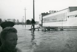 Gomanbakeriet langs Skjærvaveien under flommen i 1966.