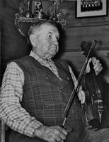 Ein av dei mest opplagte levande modellane for Gudbrand Langleite, ved sida av Ørjasæter sjølv, må vere Rikard Skjelkvåle (1890-1976) - bonde, mølleeigar, fabrikkgründer og meisterspelemann. Foto: Ola Matti Mathisen.