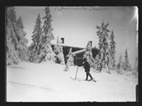 Skjennungshytten i Nordmarka. Foto: Narve Skarpmoen/Nasjonalbiblioteket