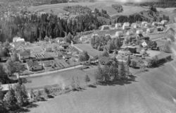 Skjettenveiens midtre del, med sagmesterboligen Jordet helt til høyre i bildet.