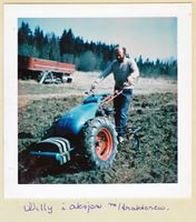 Willy Grønnerud i Skoglund med tohjulstraktor Foto: Solveig Grønnerud(?), omtrent 1976