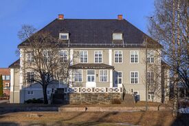 Årnes gamle skole i Nes kommune, oppført mellom 1917 og 1921. Foto: Leif-Harald Ruud (2023).