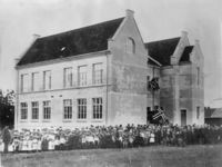 Innvielsen av skolen høsten 1913.