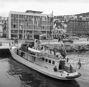 Skoleskipet "H. Angel Olsen" pyntet før overleveringen.jpg