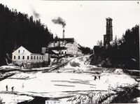 Vinterbilde av fabrikken i mellomkrigstida, sett fra Oset.
