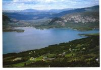 Hauggrend med Skredevatn. Foldsæ er bygningsmassa i framgrunnen.